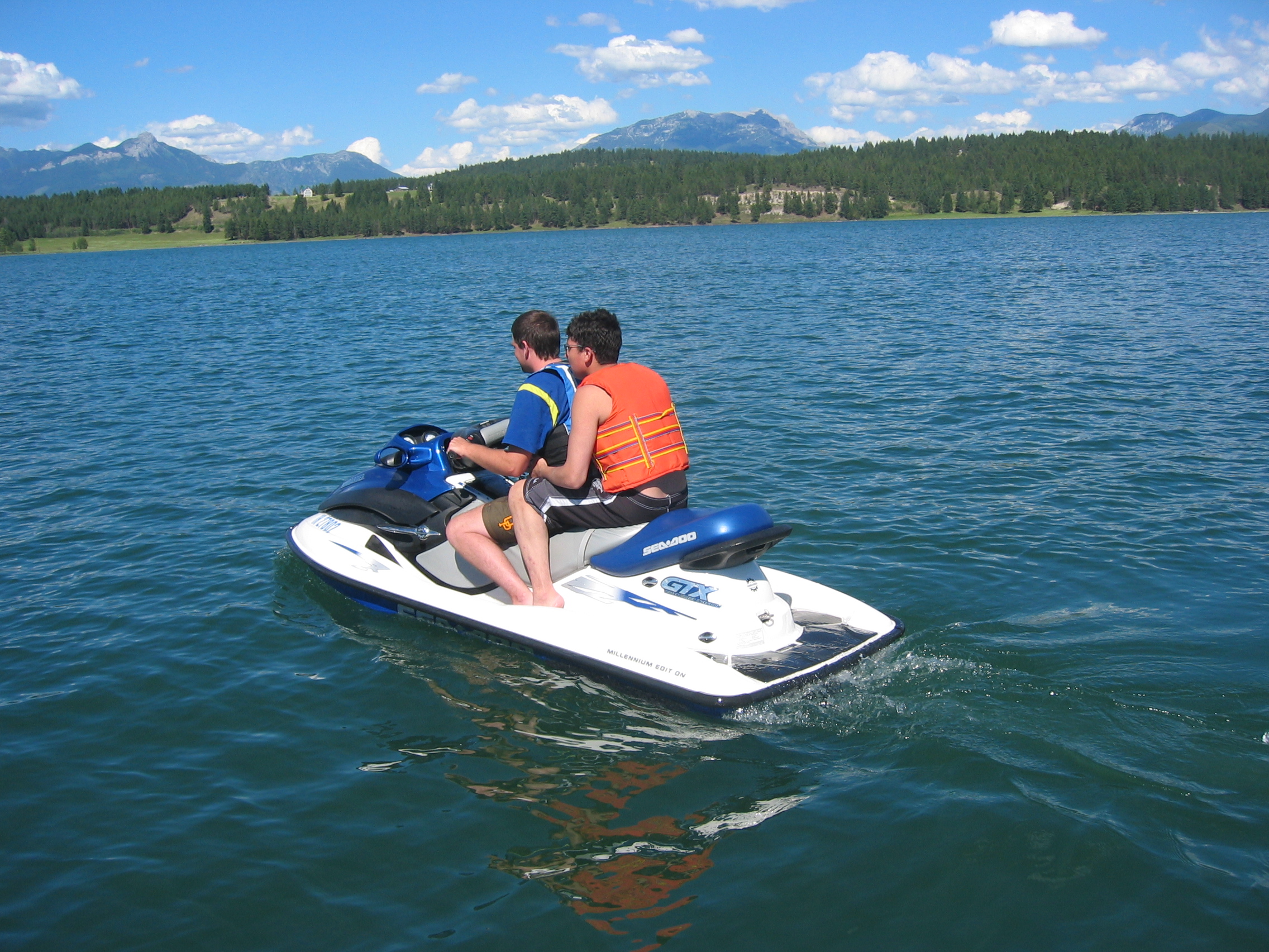 Baynes Lake 2005 > Overwater > Picture 23 (Click on image for a larger